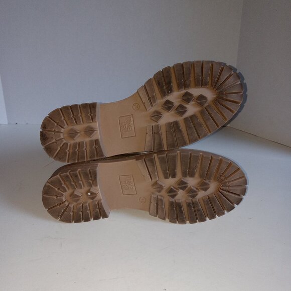 Like new - Tan Lug Sole Chelsea Boots - Size 7.5 - Picture 3 of 3